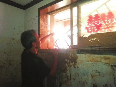 铜川大雨地下室积水 73岁门卫拆窗救出一家三