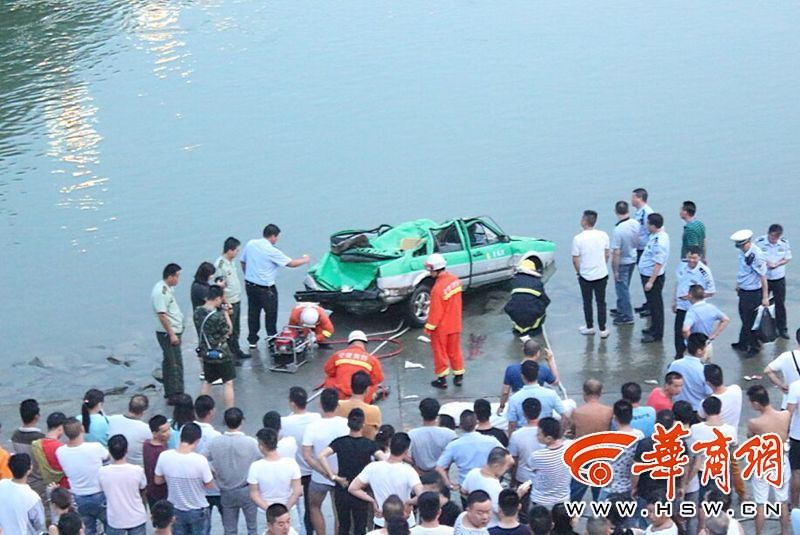 安康国土局职工酒驾追尾 出租车被撞坠江1死1