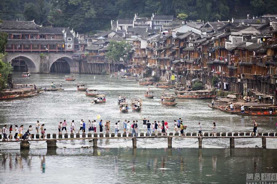 凤凰古城迎来大门票取消后首个暑期旅游高峰