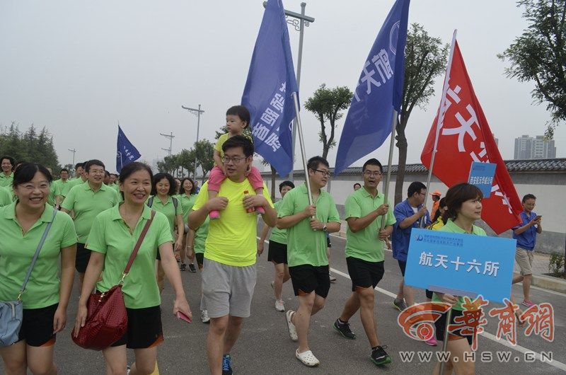 父女齐上阵，开开心心健步走（航天基地）.JPG