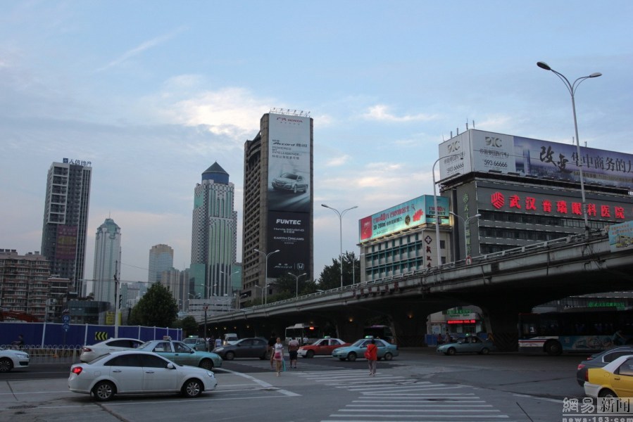 武汉一烂尾楼屹立闹市区18年 有望年内复工