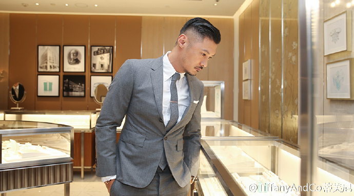 cp合体!周冬雨秀钻饰 和余文乐亲密耳语撒狗粮