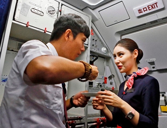 西安飞行员与空姐"高空热恋" 聚少离多常擦机而过