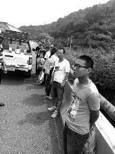 西安一核载7人面包车塞17人 高速上与半挂车剐蹭