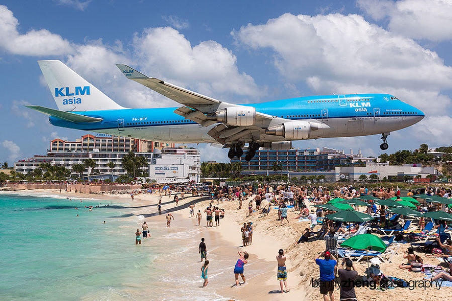波音747飞机贴着游客头顶飞过海滩引围观