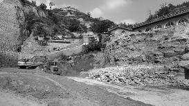 绥德开发商削山体盖楼住户被断路 回应:领导默许