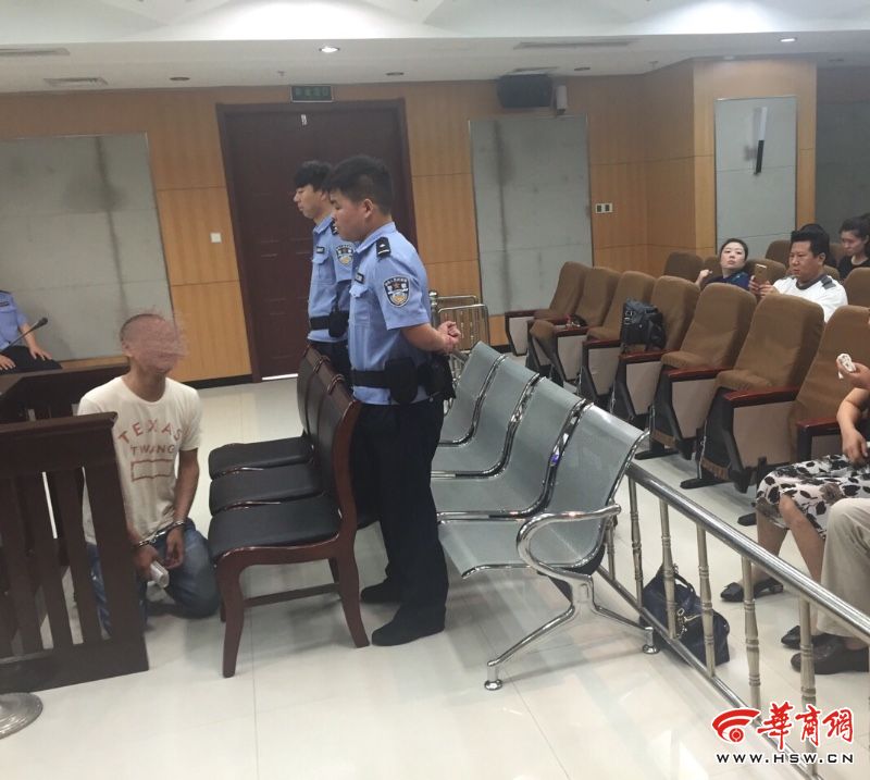 西安男子倒卖冰毒被判拘役 庭审时哭着向父母跪倒