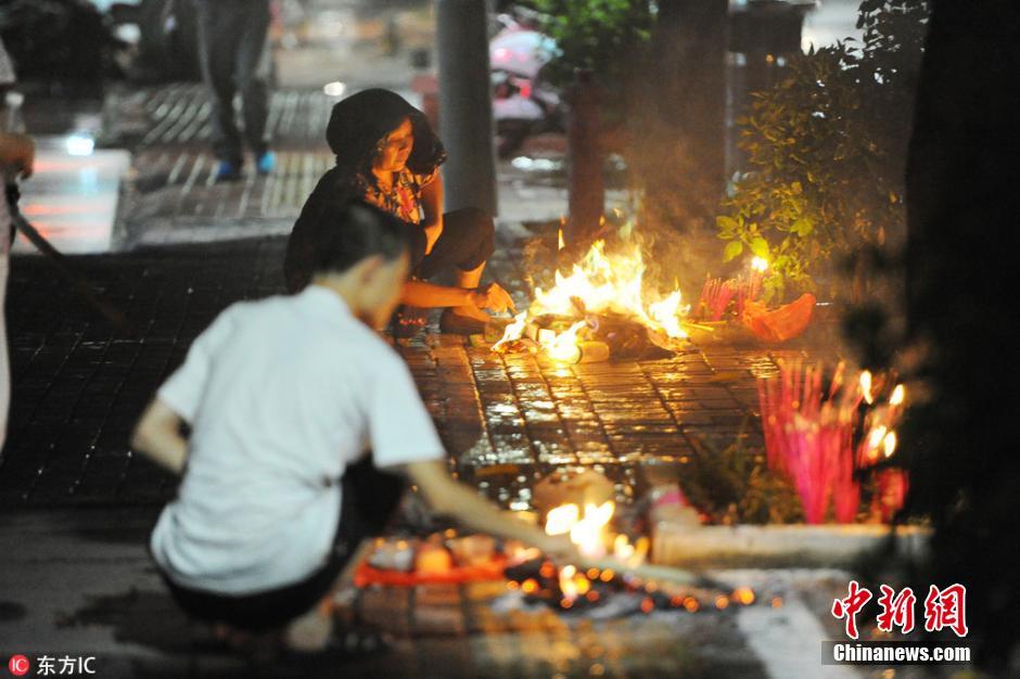 中元节到来南宁市民街头祭祀烟雾缭绕