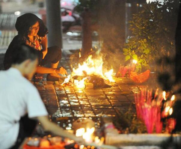 市民街头祭祀烟雾缭绕