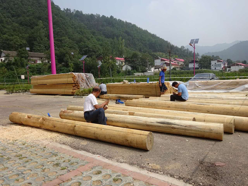 青云驿建设项目位于后湾村凤凰台上,是为恢复青云驿古遗址而进行的保护开发项目,也是商於古道文化旅游深度融合建设项目。规划占地面积3200平方米,建筑面积2880平方米,总投资4000万元,项目集餐饮、住宿、体验、休闲为一体,建设内容包括城墙及城门楼、客栈、酒肆、驿站文化展示室、人物雕塑等,项目建成后将全面再现古青云驿繁华风貌。 该项目自7月份启动建设以来,施工单位精心组织、科学管理、规范施工,配足人员和机械设备,在保证安全质量的前提下,倒排工期、加紧施工,使项目建设顺利推进。据了解,此项目由商南