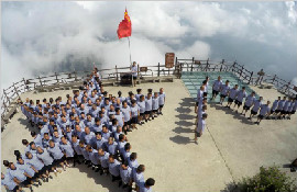 退伍老兵悬崖绝壁拼人体军旗庆祝建军节(组图)