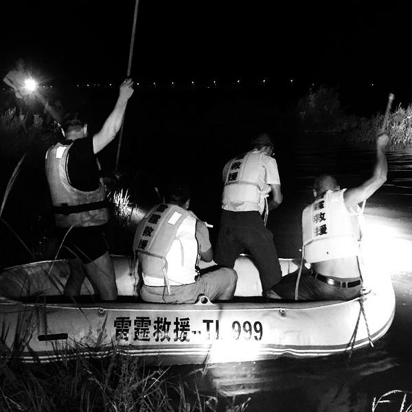 6小伙夜晚在新浐渭大桥附近河道摸鱼 一人溺亡