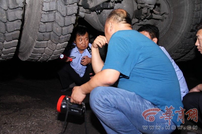 府谷县一醉酒男子命丧公路 民警钻300辆车底查