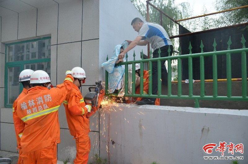 真危险!男童被围墙护栏刺穿肩膀 榆阳消防火速