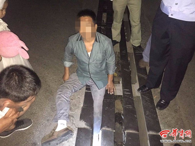铜川男子走路遇"吃人"下水道 曾有十几人被困