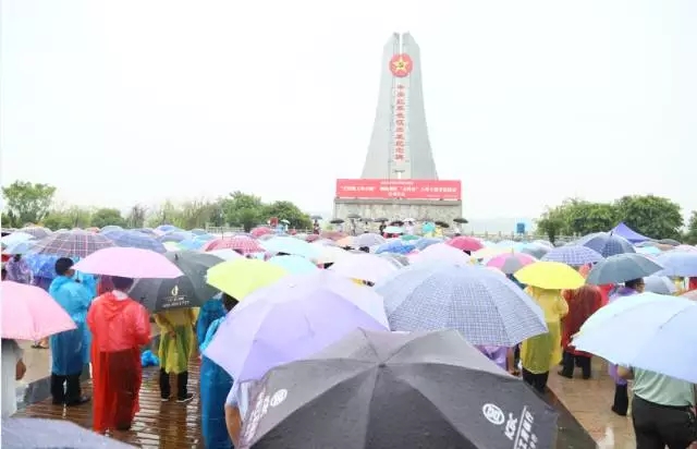 大雨中的这场启动仪式为何让人心生敬意 | 传播君走转改观察