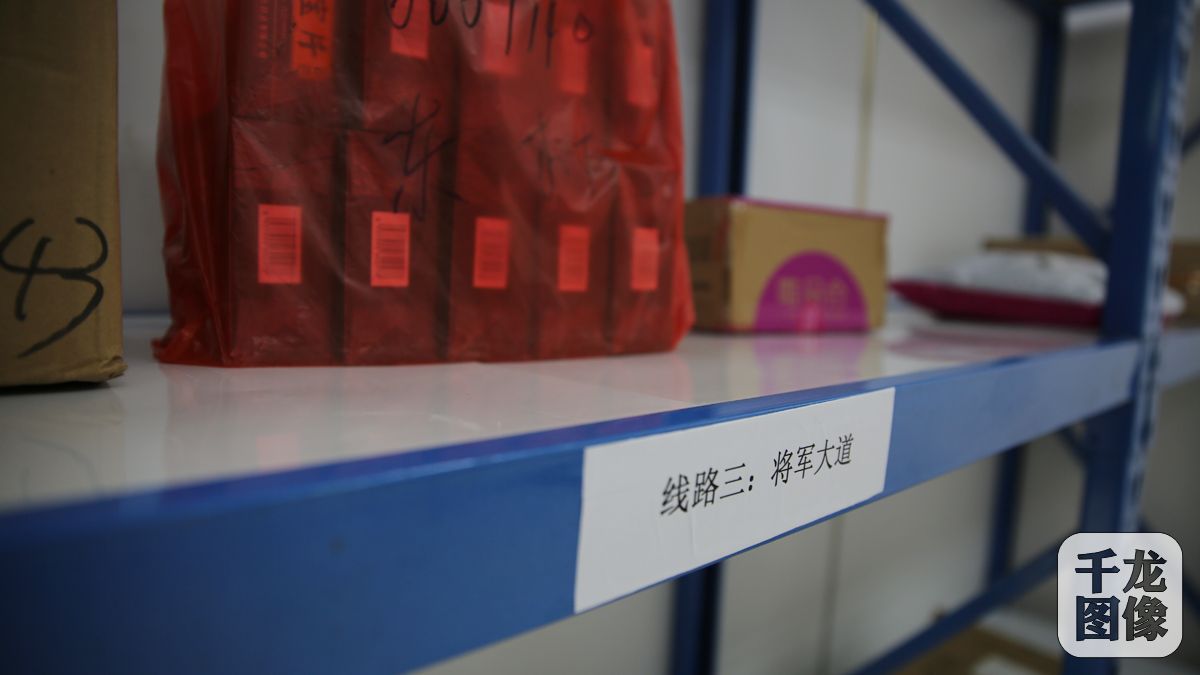 丫食古读书吧休闲吧是兴国县”农业书屋＋电商“的服务站。图为物流货站