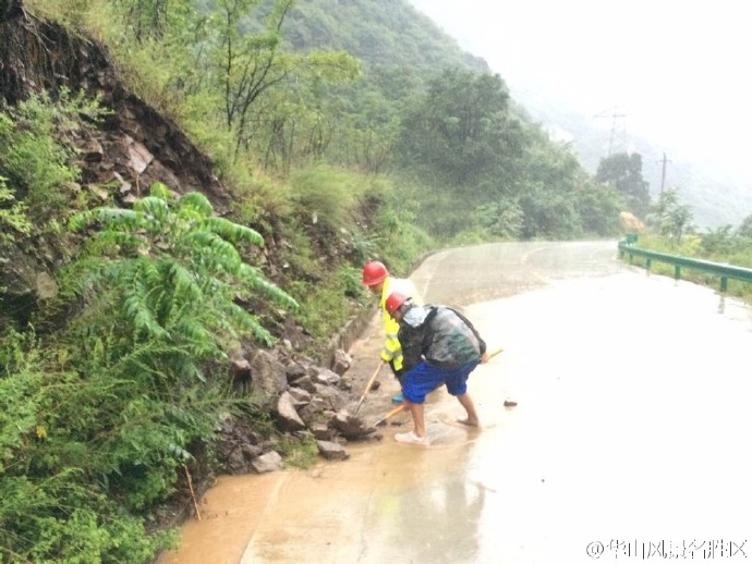 华山清晨突降暴雨 目前已停止游客入园游览