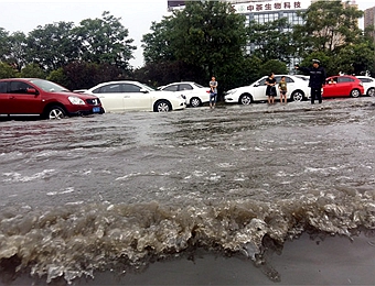 逢下雨必看海!咸阳世纪大道近千米道路再成"海洋"