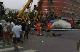 漳州水泥车压扁驾校教练车