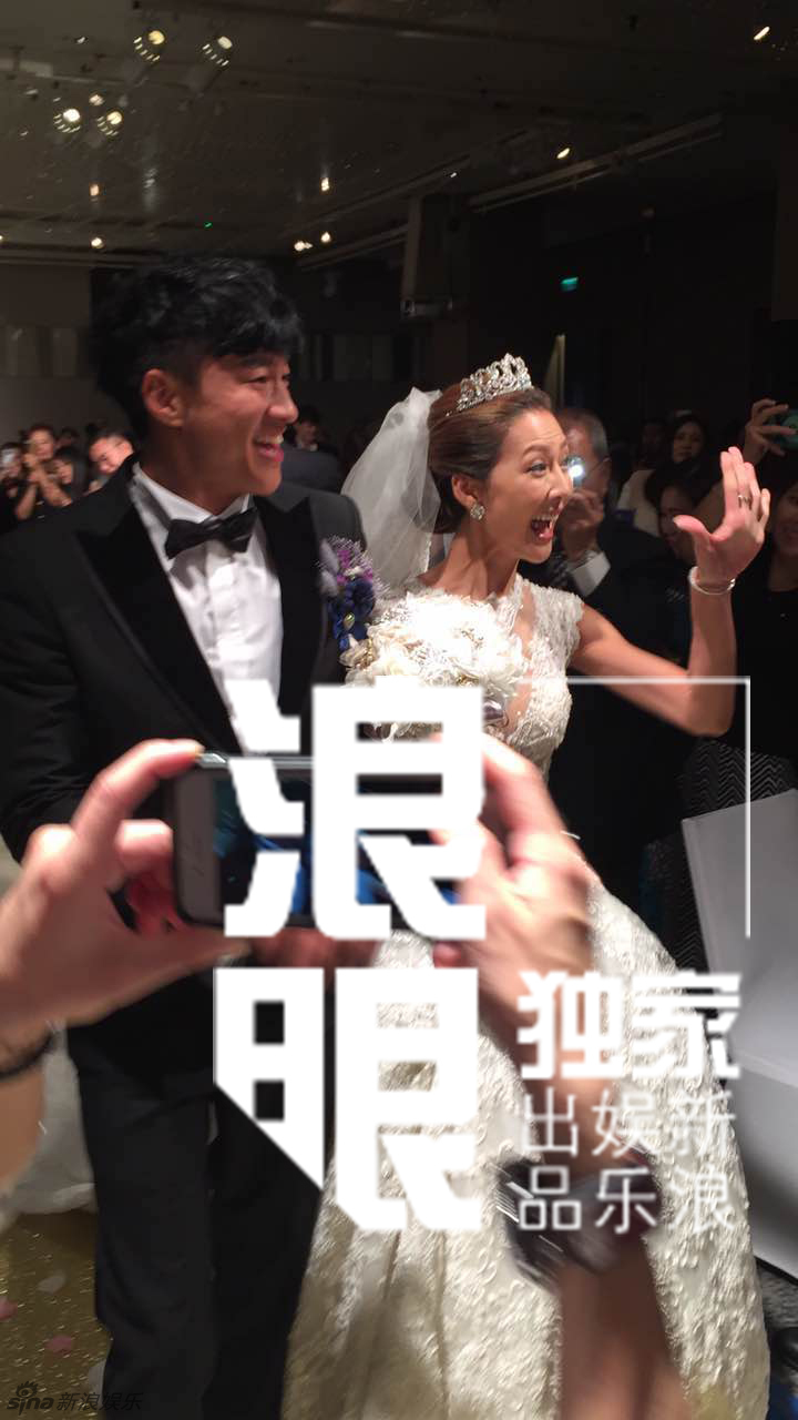 新人接受宾客祝福