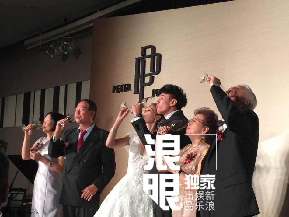 新人和双方父母饮酒谢宾客