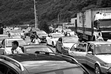 西汉高速连续多日大堵车 有的开学报名都被延误了