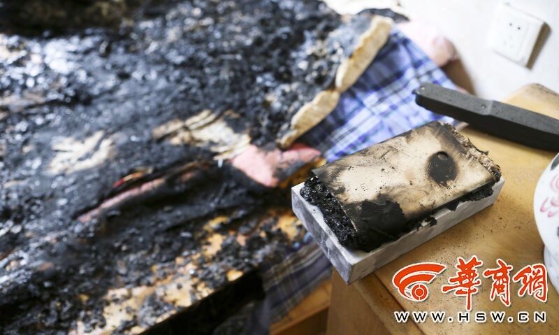 手机电池漏液的表现_充电玩手机爆炸前兆_手机充电发烫会爆炸吗