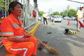 西安两女子问路不成围殴保洁员 路人报警后离去