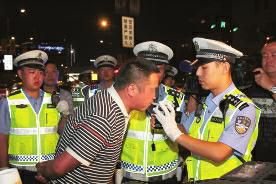 西安交警一小时网络直播查酒驾 引42万网友围观