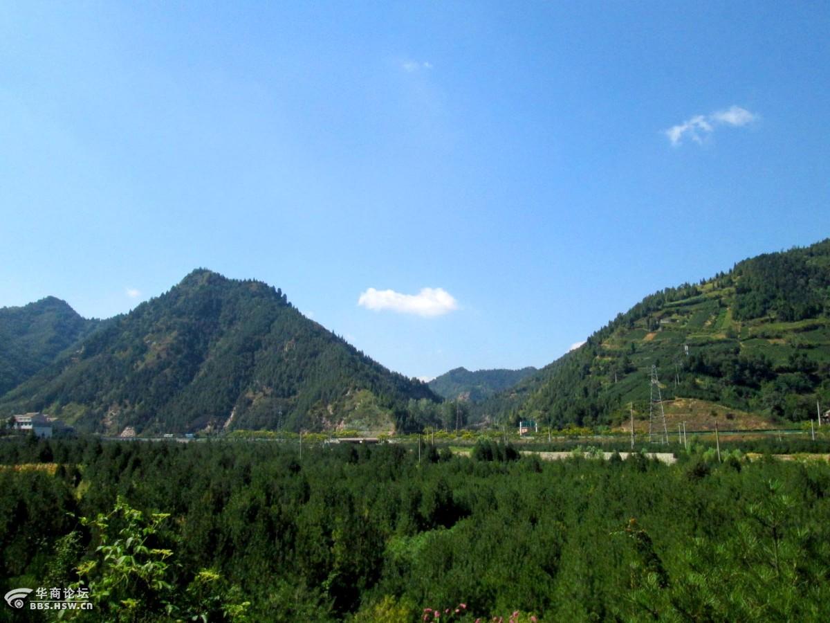 辋川溶洞我九五年带儿子到这里玩过,小孩都很喜欢,称这里有一个神奇的洞穴。我对这里没什么兴趣了,感觉人造的东西太多,都盖过里面自然形成的景观了!现在这里不收门票,时隔二十一年,我们九位车友游玩了一次这里。 虽然辋川溶洞我们九人中就有八人来过,我们骑着自行车,在灞河大堤上骑行,右手边是绿色的白鹿原,再加上蓝天白云,这就是我们长途单车骑行的乐趣所在! 进到了辋川里,风景真是格外的美。