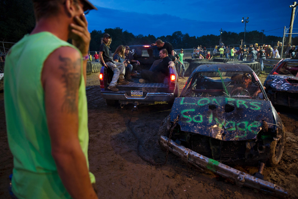 美国上演撞车大赛 选手们驾车相碰比赛现场似