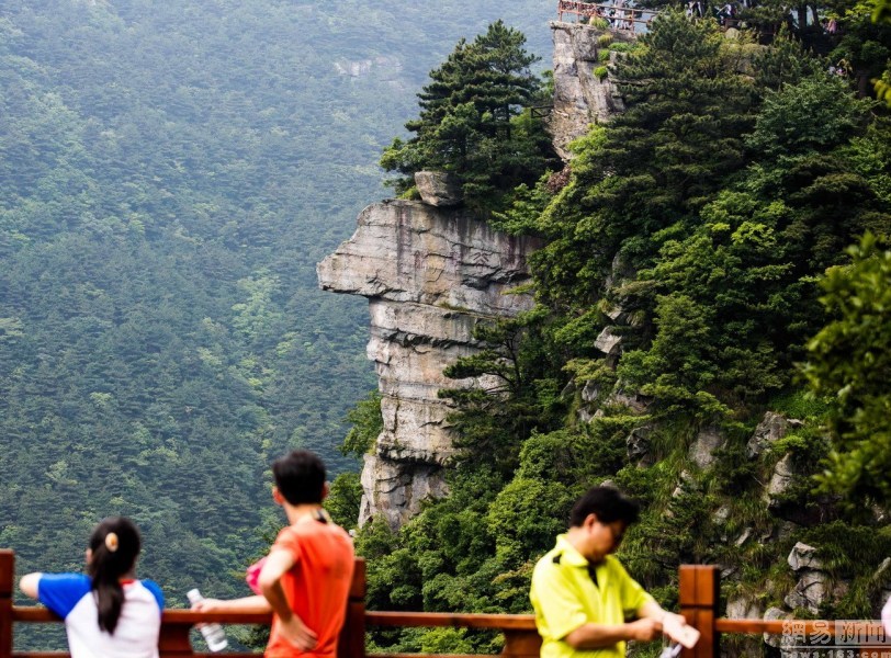 庐山 巨人 石像五官轮廓清晰 似 变形金刚 |石像