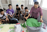 7旬陪读婆婆将脑瘫孙推进大学 12年自行车接送上学