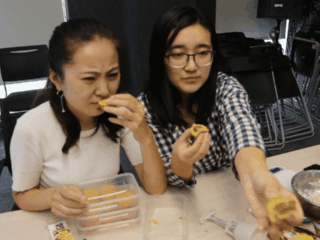 本以为辣条月饼会难以接受,但奈何女生最爱的辣条连围观群众都要尝一