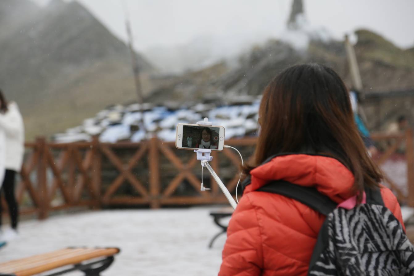 走过方知远征难 网媒爬雪山