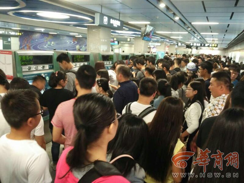 中秋假地铁客流近500万人次 二号线行车间隔缩短