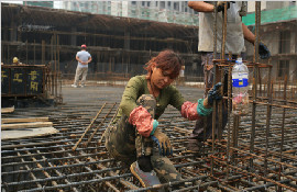 建筑女工每日绑4000铁丝