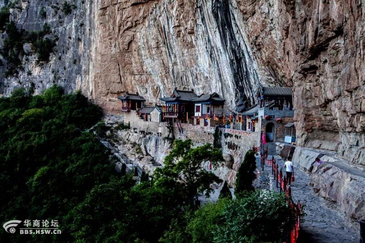 —云丘山风景区,抵达后自由享用中餐,中餐后集合游览五龙宫,神仙峪_观赏网 五、行程安排: D1;西安--4A云丘山风景区 (约290KM,全程高速、车程约4小时许) 早7;30分集合出发,中午抵达享有河汾第一名胜之盛誉、素有风景名山、文化名山、养生名山和道教名山之称的国家AAAA级旅游景区云丘山风景区,抵达后自由享用中餐,中餐后集合游览五龙宫、神仙峪,这里溪水潺潺、和风习习、鸟语花香、青山绿水,品一口神泉,甘甜可口;之后到达塔尔坡古村,浏览上千年的古村落,至今还有村民生活在这里.