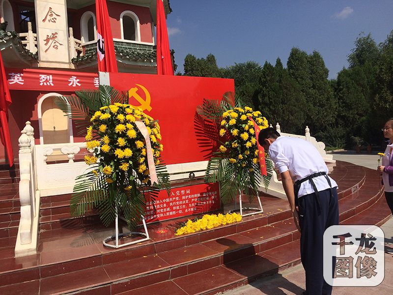 “长征路上奔小康”甘肃采访团到达会师圣地会宁。图为采访团成员在会师纪念塔前献花致意。千龙网记者 马文娟 摄