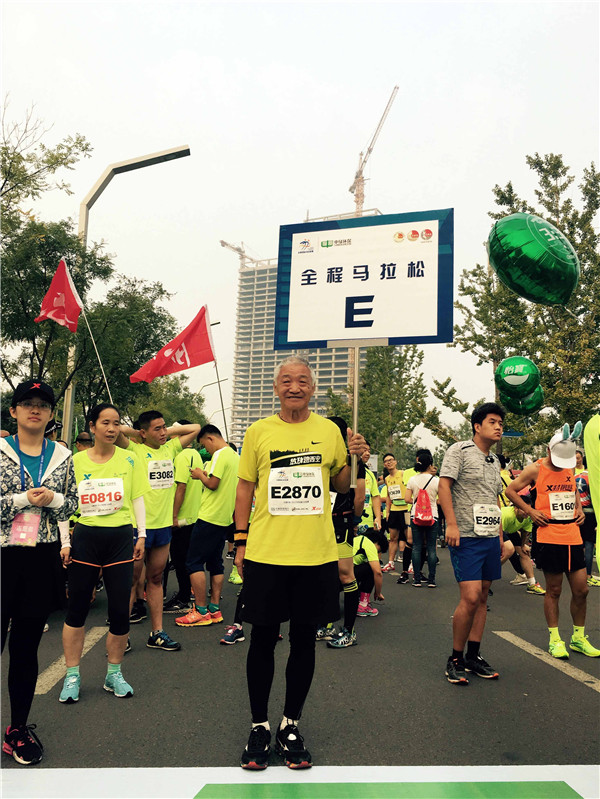 西安78岁老人4年跑完8个马拉松 两天去一次健身房