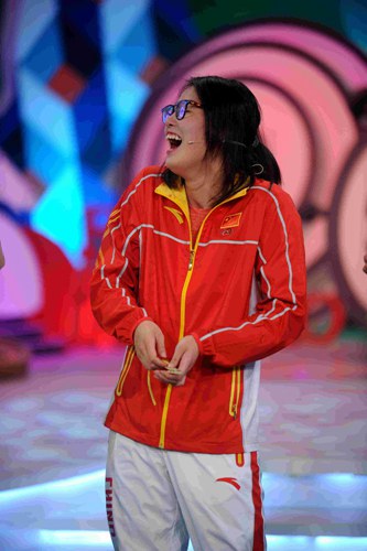 傅园慧频亮相综艺秀引关注 野外吃蛇喝血感觉