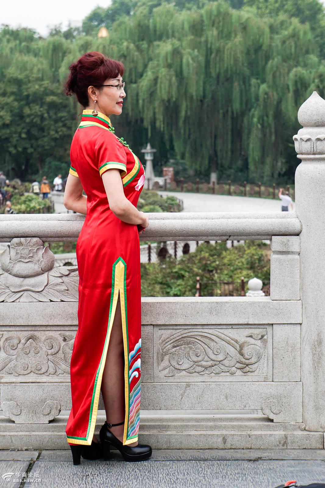 今天早上的兴庆公园,旗袍秀上演.晨练到此,蹭拍几张.