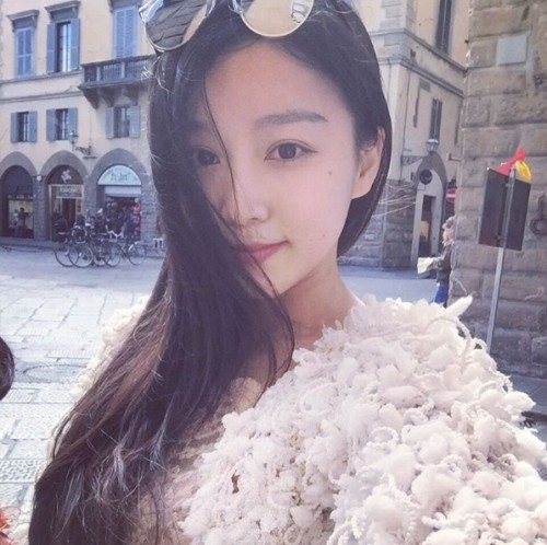 清纯水娃娃！马龙绯闻女友夏露娇俏动人