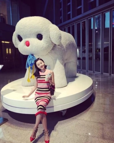 清纯水娃娃！马龙绯闻女友夏露娇俏动人