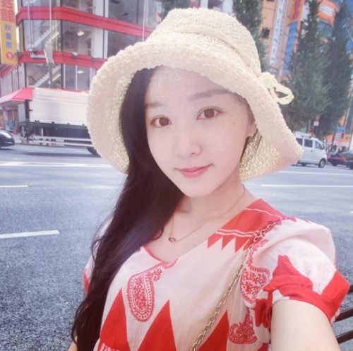 清纯水娃娃！马龙绯闻女友夏露娇俏动人
