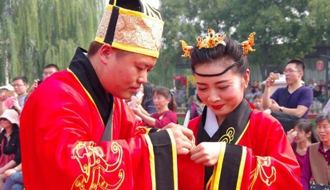 西安汉城湖公园上演国庆"汉代集体婚礼"