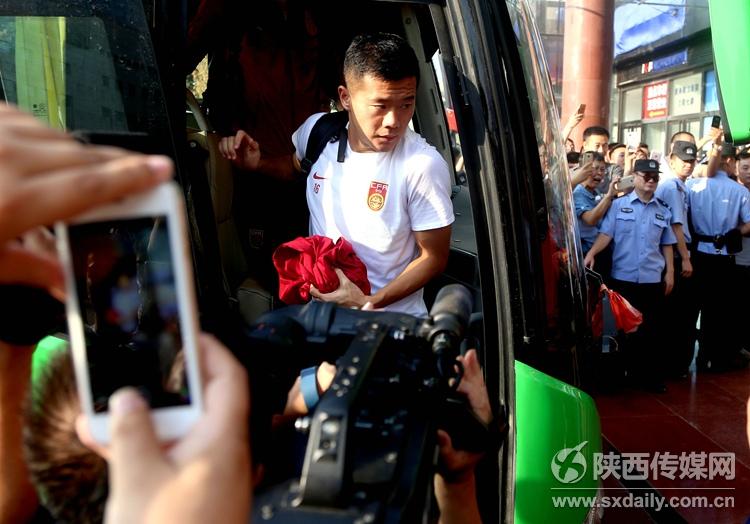  黄博文走下大巴车，球迷夹道欢迎国足到来