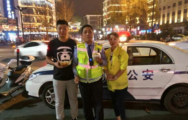 西安交警国庆日执勤 妻儿带生日蛋糕路边等一小时