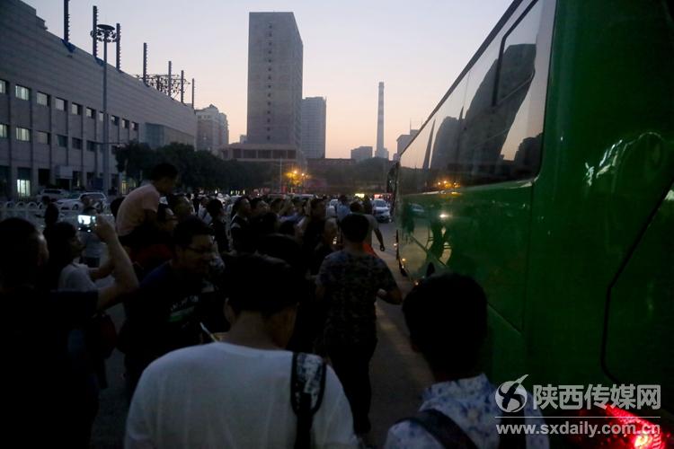  球迷欢送国足大巴